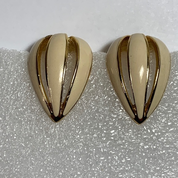 Vintage 1950's Tifari Earrings Cream Gold Tone Petal Drop Clip On 1 inch Jewelry - Picture 3 of 12